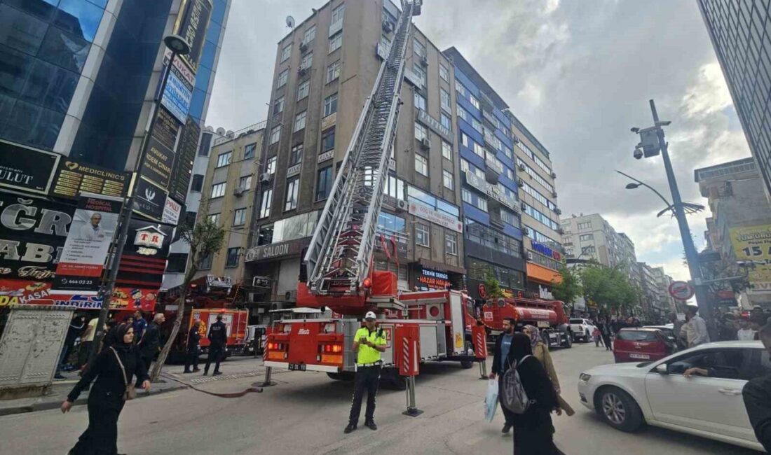 Elazığ’da 9 katlı bir iş merkezinin çatısında çıkan yangın korku