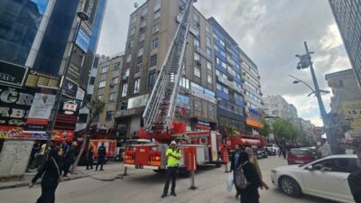 Elazığ’da 9 katlı bir iş merkezinin çatısında çıkan yangın korku