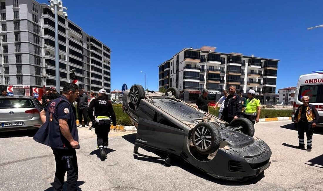 Elazığ’da iki otomobilin çarpışması sonucu meydana gelen trafik kazasında, araçlardan