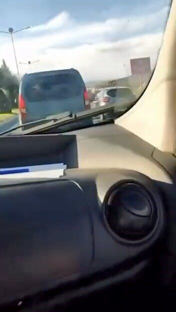 Elazığ’da makas atarak trafiği tehlikeye atan sürücü cep telefonu kamerasına