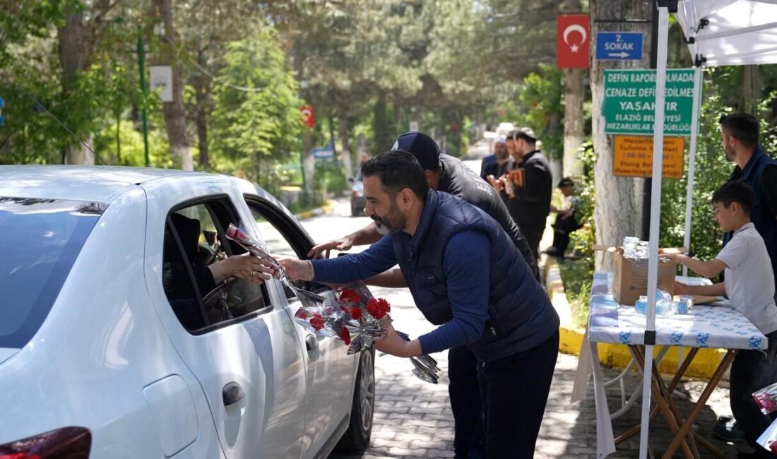 Elazığ Belediyesi tarafından arife günü dolayısıyla kabir ziyaretinde bulunan vatandaşlara