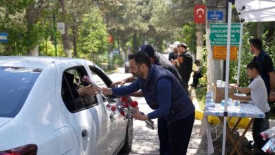 Elazığ Belediyesi tarafından arife günü dolayısıyla kabir ziyaretinde bulunan vatandaşlara