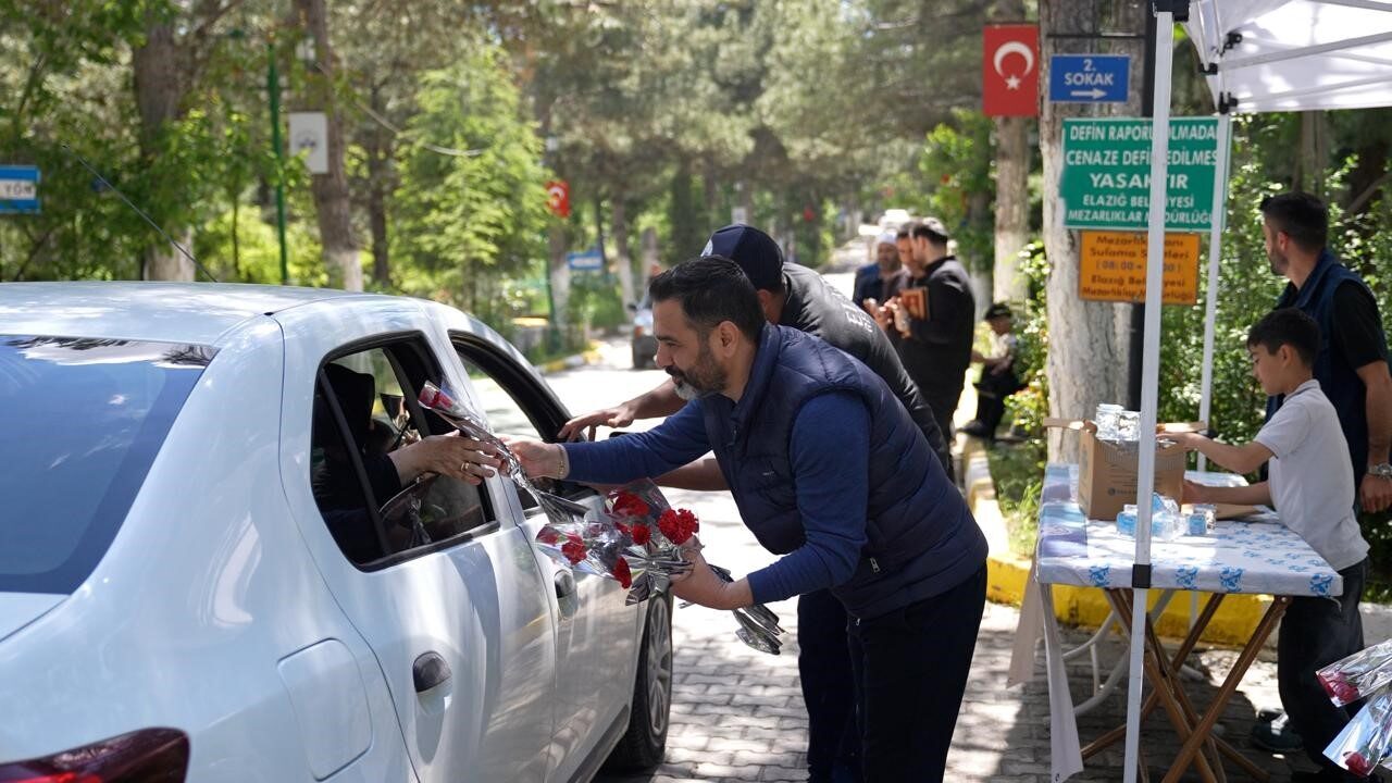 Elazığ Belediyesi tarafından arife günü dolayısıyla kabir ziyaretinde bulunan vatandaşlara