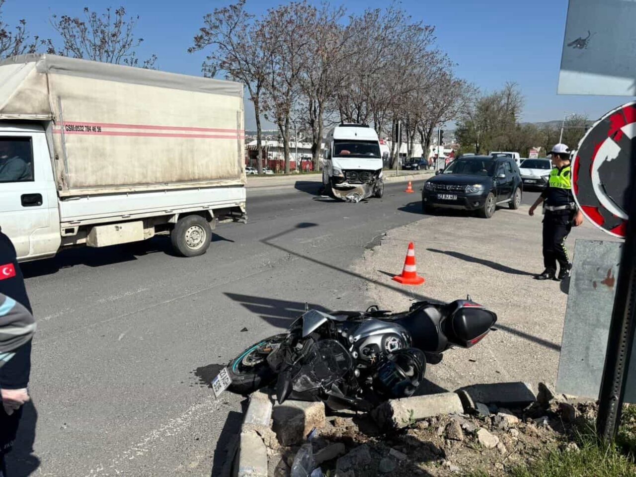 Elazığ’da motosiklet ile minibüsün çarpışması sonucu meydana gelen trafik kazasında