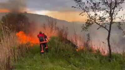 Elazığ’ın Kovancılar ilçesine bağlı Kuşçu köyünde otluk alanda çıkan yangın
