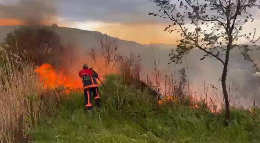 Elazığ’ın Kovancılar ilçesine bağlı Kuşçu köyünde otluk alanda çıkan yangın