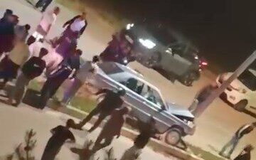 Elazığ’da sürücüsünün direksiyon hakimiyetini kaybettiği otomobil, aydınlatma direğine çarptı. Kazada