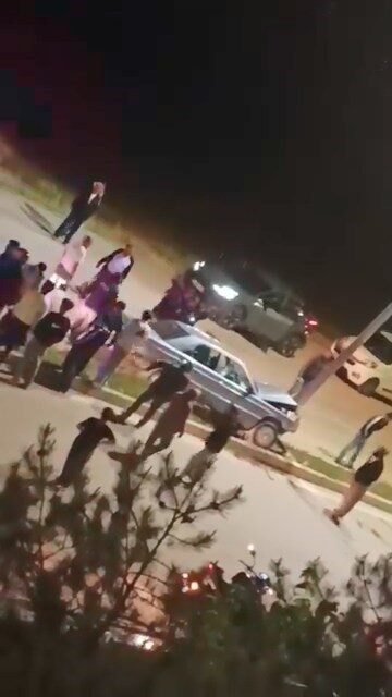 Elazığ’da sürücüsünün direksiyon hakimiyetini kaybettiği otomobil, aydınlatma direğine çarptı. Kazada