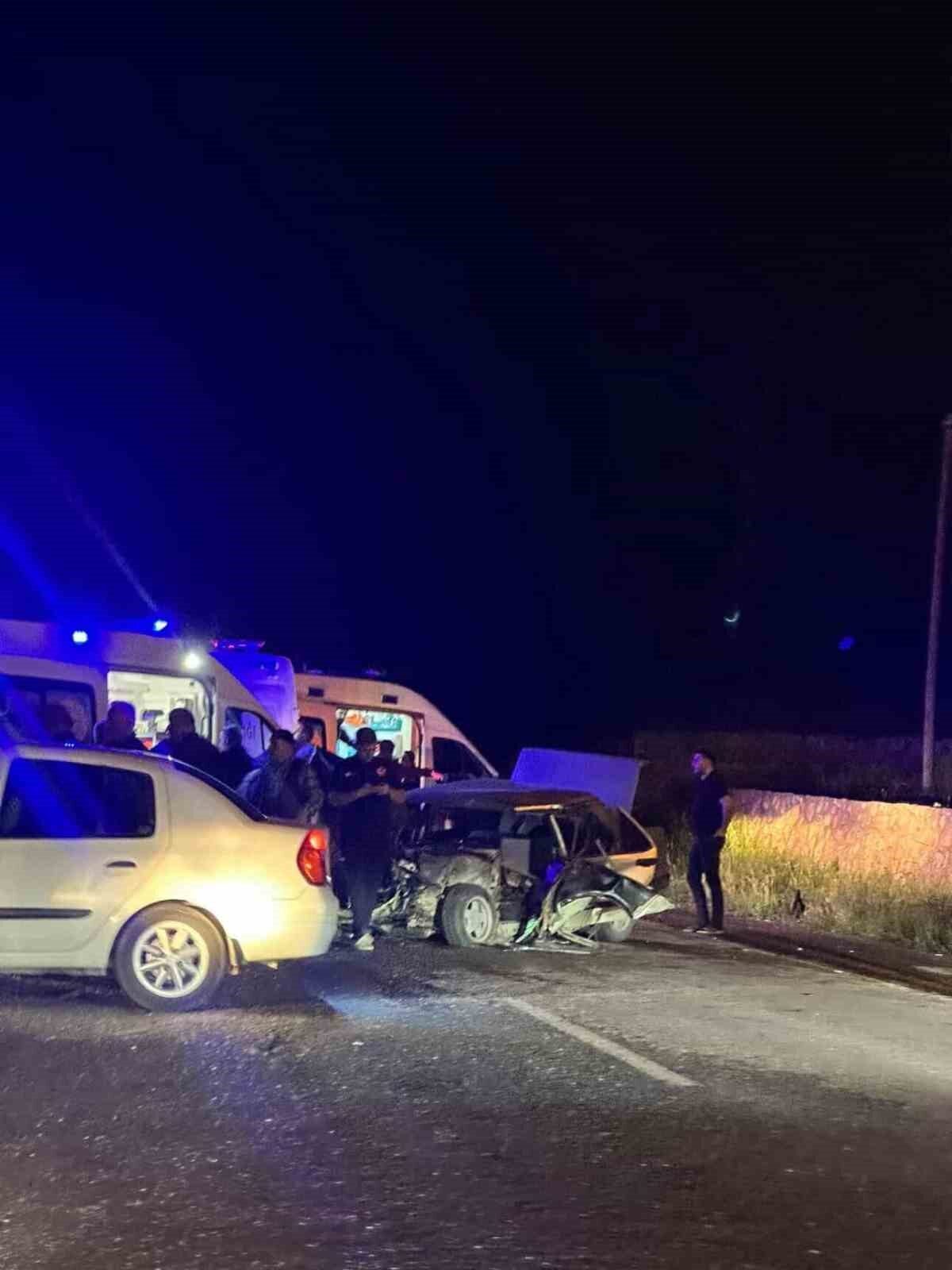 Elazığ’da otomobil ile traktörün çarpışması sonucu meydana gelen trafik kazasında