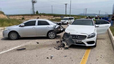 Elazığ’da iki otomobilin çarpışması sonucu meydana gelen trafik kazasında, 1’i