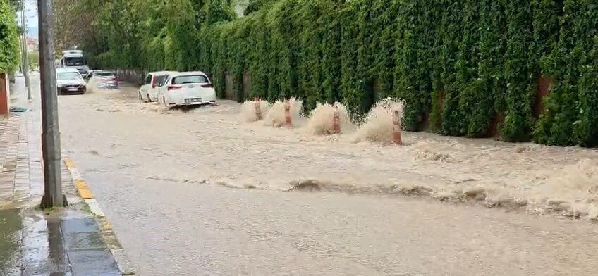 Meteoroloji tarafından uyarı yapılan Elazığ’da sağanak yağış etkili oldu. Yağışla