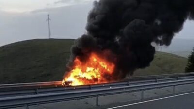 Elazığ’da seyir halindeki otomobil bir anda alev topuna döndü. Yangın,