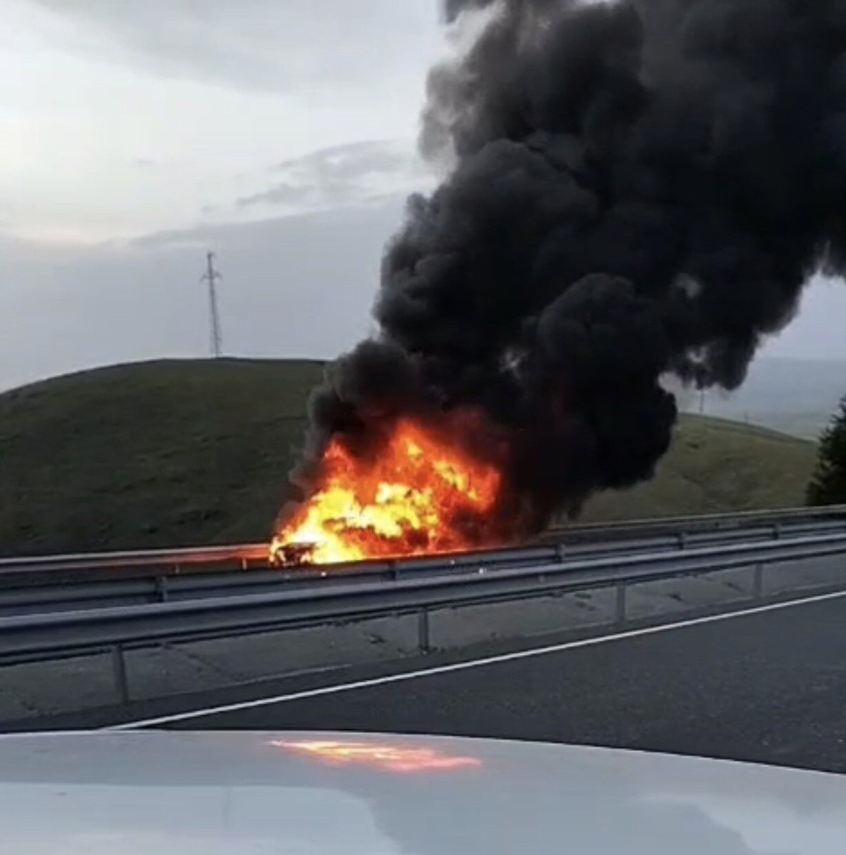 Elazığ’da seyir halindeki otomobil bir anda alev topuna döndü. Yangın,