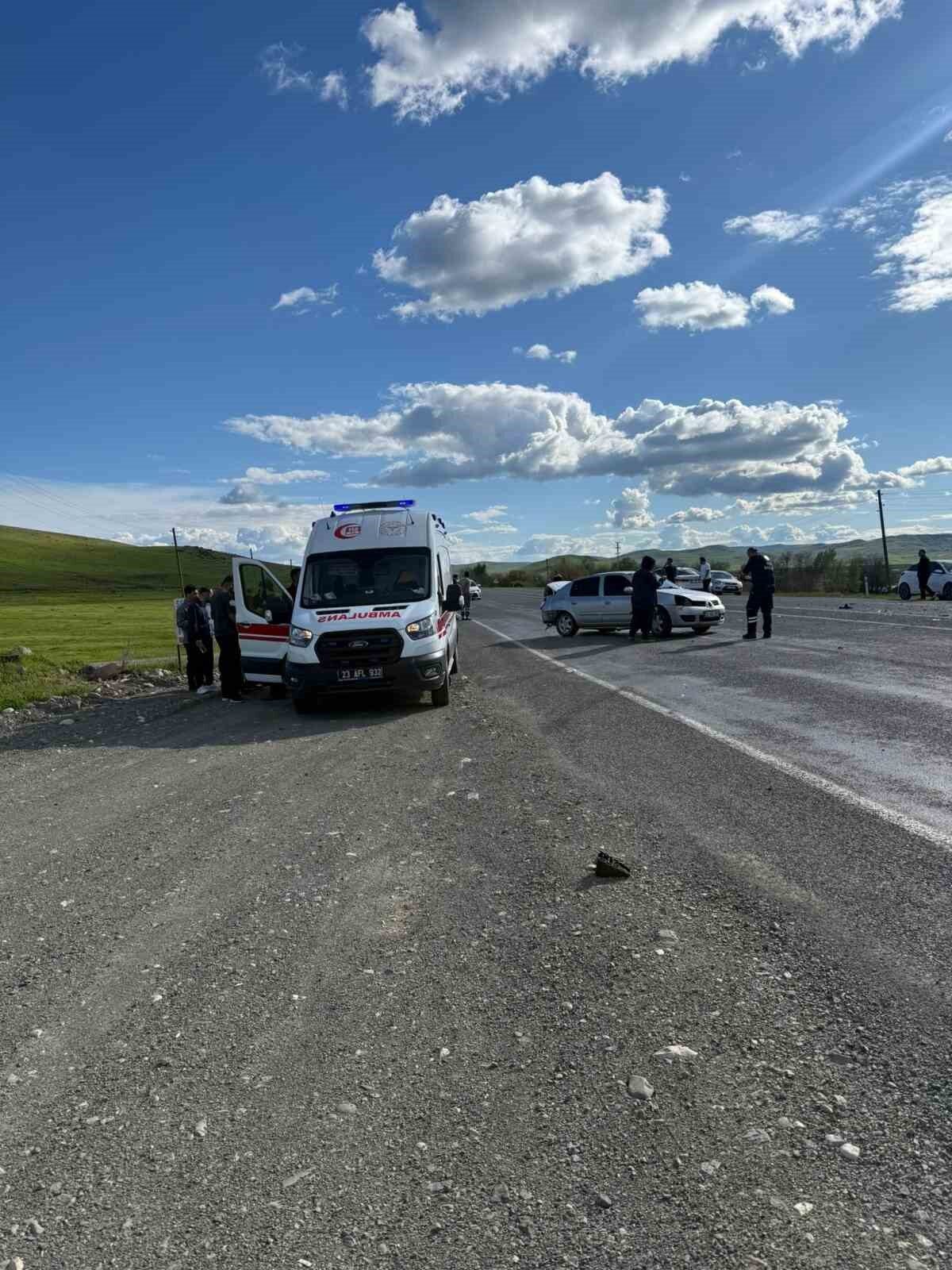 Elazığ’ın Karakoçan ilçesinde meydana gelen trafik kazasında 3 kişi yaralandı.