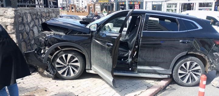Elazığ’da iki otomobilin çarpışması sonucu meydana gelen trafik kazasında, 3