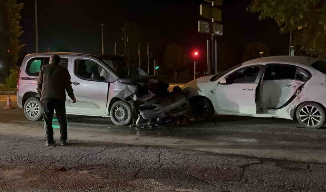 Elazığ’da hafif ticari araç ile otomobilin çarpışması sonucu meydana gelen