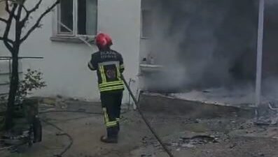Elazığ’da tek katlı müstakil bir evin çatı kısmında çıkan yangın