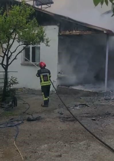 Elazığ’da tek katlı müstakil bir evin çatı kısmında çıkan yangın