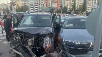 Elazığ’da 3 aracın karıştığı zincirleme trafik kazasında 3 kişi yaralandı.