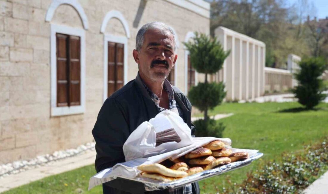Kırşehir’de yaşayan Celal Barış, evde yapılan poğaça ve börekleri satarak