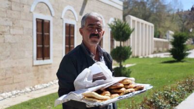 Kırşehir’de yaşayan Celal Barış, evde yapılan poğaça ve börekleri satarak