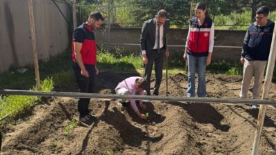 Kütahya’nın Emet ilçesinde minik öğrenciler, düzenlenen fide dikim etkinliğinde doğayla