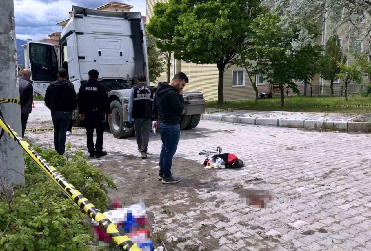 Kütahya’nın Emet ilçesinde geri manevra yapan tırın çarptığı yaşlı kadın