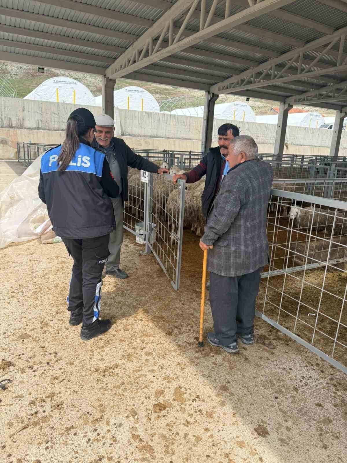 Çankırı’da polis ekipleri, Kurban Bayramı öncesi hayvan pazarında vatandaşları sahte