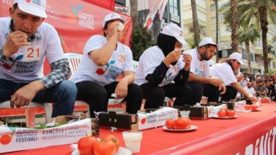 Antalya’nın Kumluca ilçesinde düzenlenen acı biber yeme yarışmasında 3 dakika