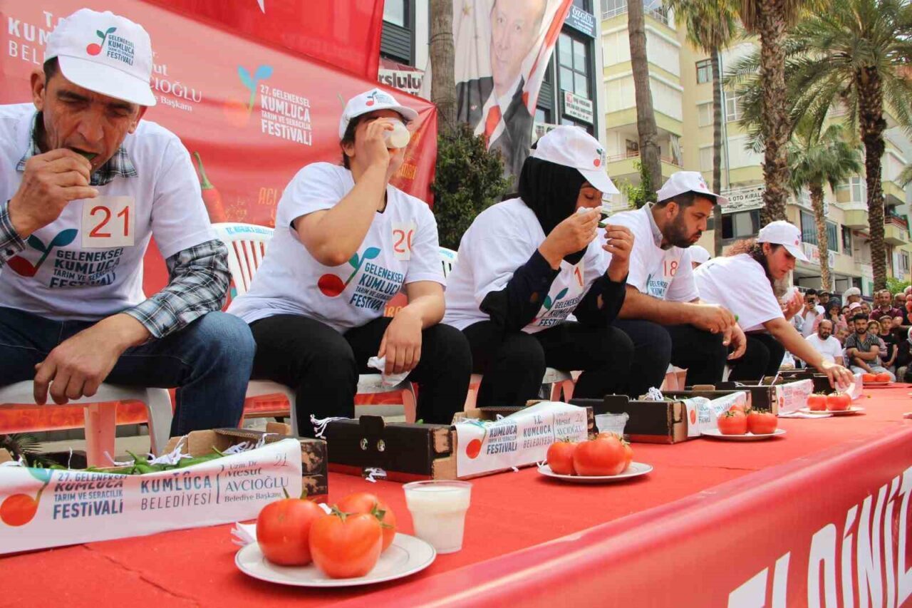 Antalya’nın Kumluca ilçesinde düzenlenen acı biber yeme yarışmasında 3 dakika