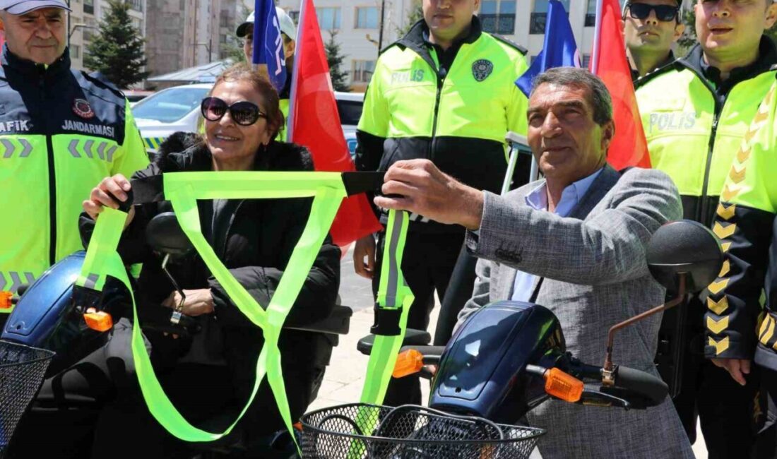 Sivas’ta Karayolları ve Trafik Haftası kapsamında engelli bireylerin trafikte daha