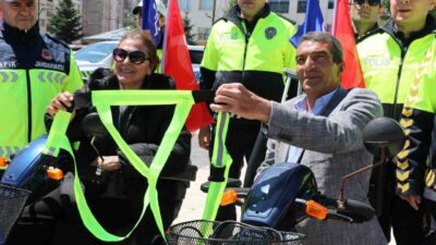Sivas’ta Karayolları ve Trafik Haftası kapsamında engelli bireylerin trafikte daha