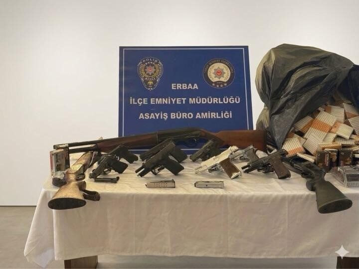Tokat’ın Erbaa ilçesinde polis ekiplerince düzenlenen ruhsatsız silah operasyonunda çok