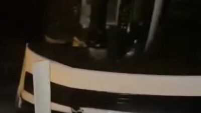 Van’ın Erciş ilçesinde yağış nedeniyle kayganlaşan yolda takla atan otomobildeki