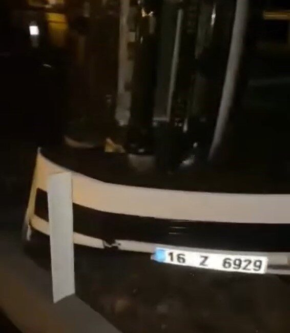 Van’ın Erciş ilçesinde yağış nedeniyle kayganlaşan yolda takla atan otomobildeki