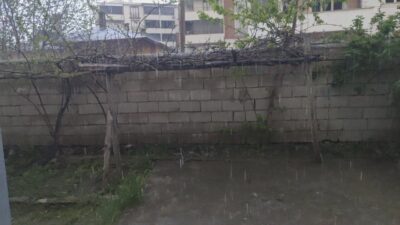 Van’ın Erciş ilçesinde sabah saatlerinde aniden başlayan yağmur yağışı hayatı