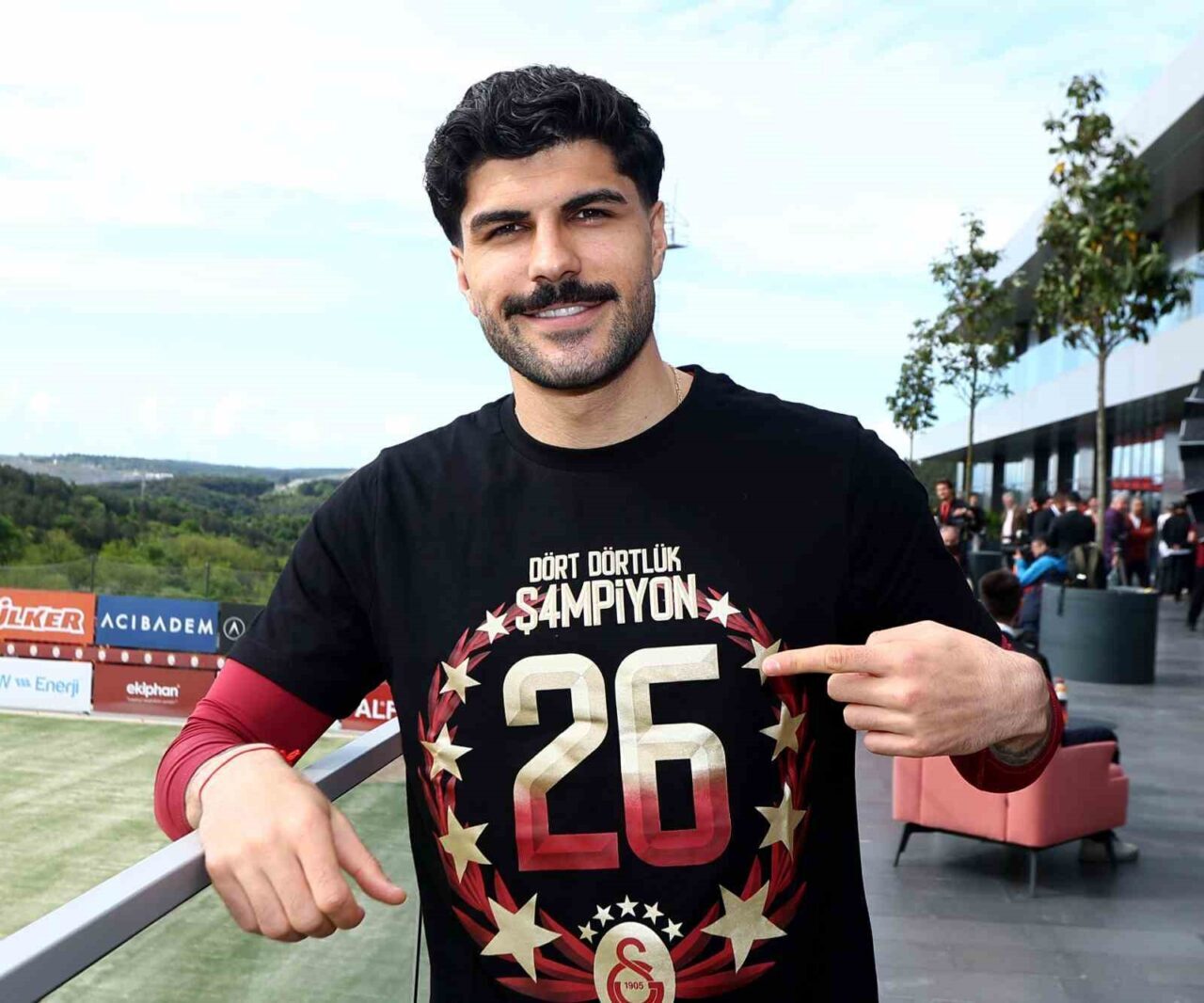 Galatasaraylı futbolcu Eren Elmalı, kulübün başarıya aç olduğunu vurgulayarak, “Yetinmiyoruz,