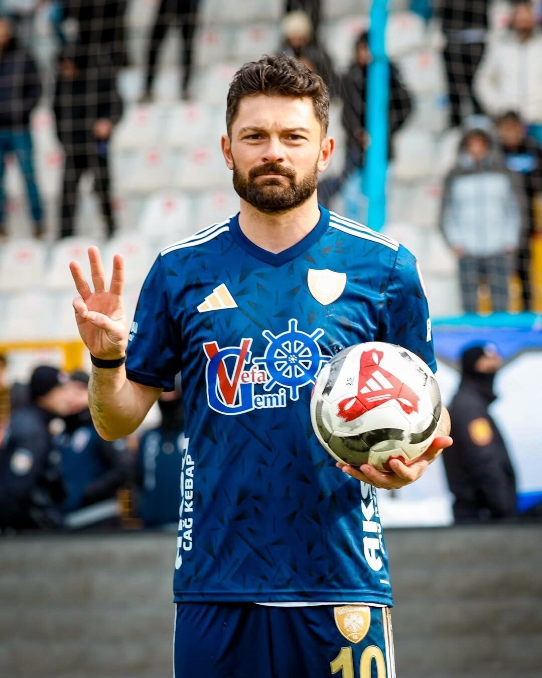 1. Lig’de şampiyonluğa ulaşan Erzurumspor FK’nın 35 yaşındaki tecrübeli golcüsü