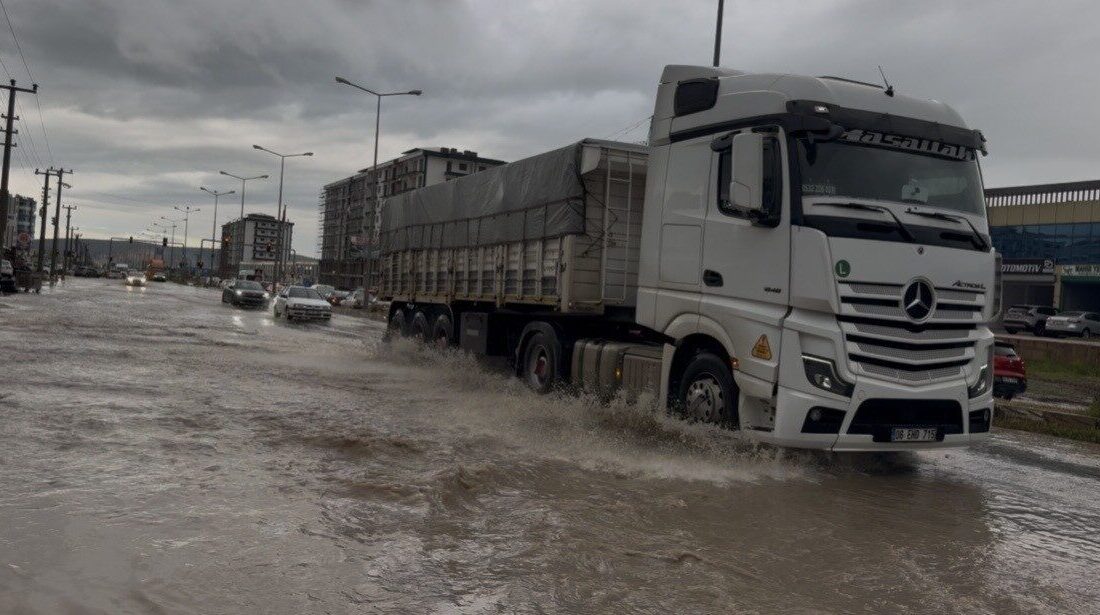 Diyarbakır’ın Ergani ilçesinde aniden bastıran sağanak yağış hayatı olumsuz etkiledi.