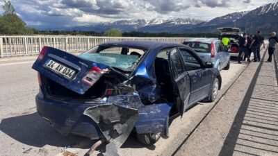 Erzincan-Çağlayan Karayolu üzerinde meydana gelen trafik kazasında 2 kişi yaralandı.
