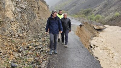 Kemaliye ilçesinde aşırı yağış ve sel nedeniyle bir köy yolunda