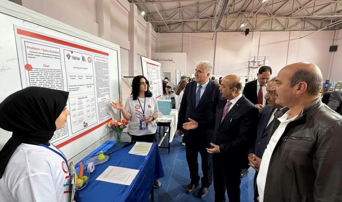 Erzincan Lisesi tarafından düzenlenen Bilim Fuarı, İl Millî Eğitim Müdürü