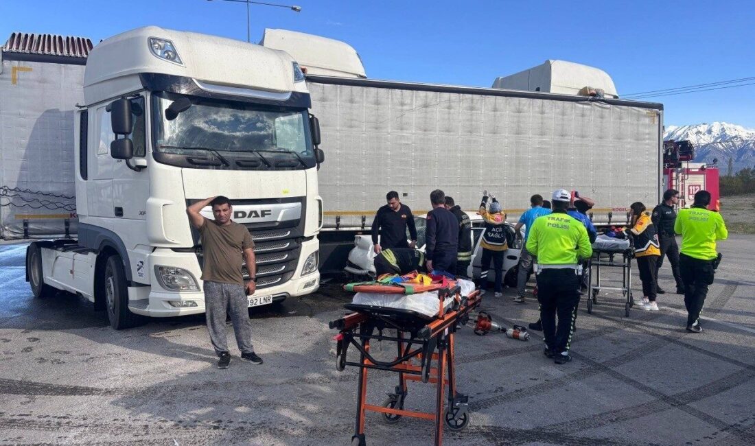 Erzincan-Sivas kara yolunda tır ile otomobilin çarpışması sonucu 2 kişi