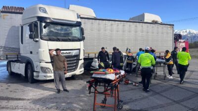 Erzincan-Sivas kara yolunda tır ile otomobilin çarpışması sonucu 2 kişi