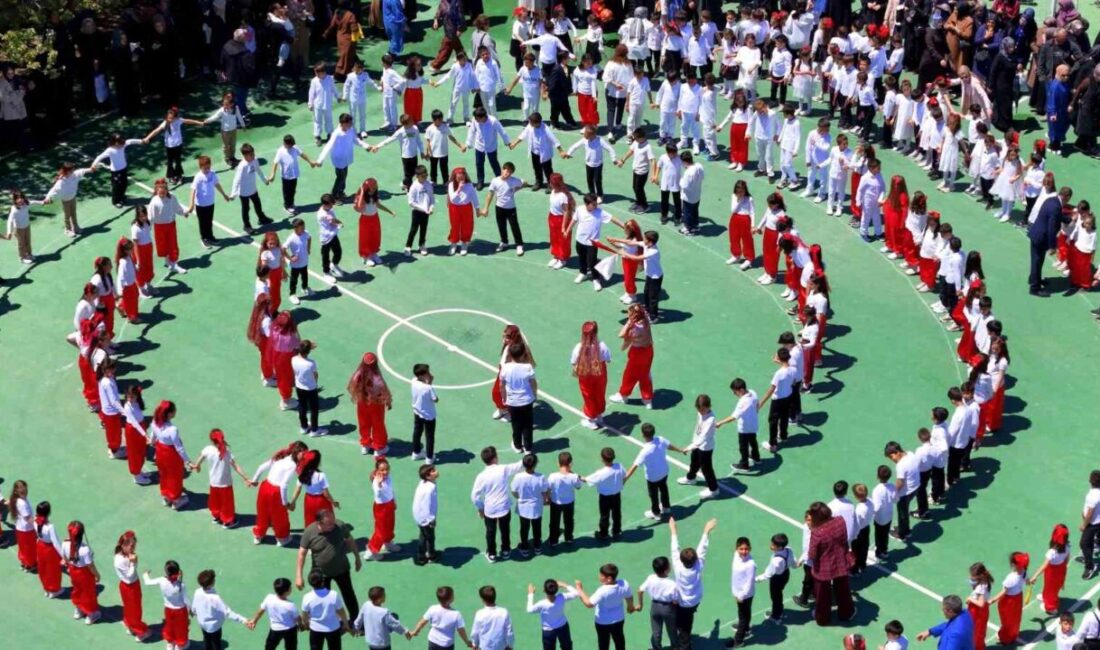 Erzincan’da düzenlenen etkinlikte 300 öğrenci ve 200 veli el ele