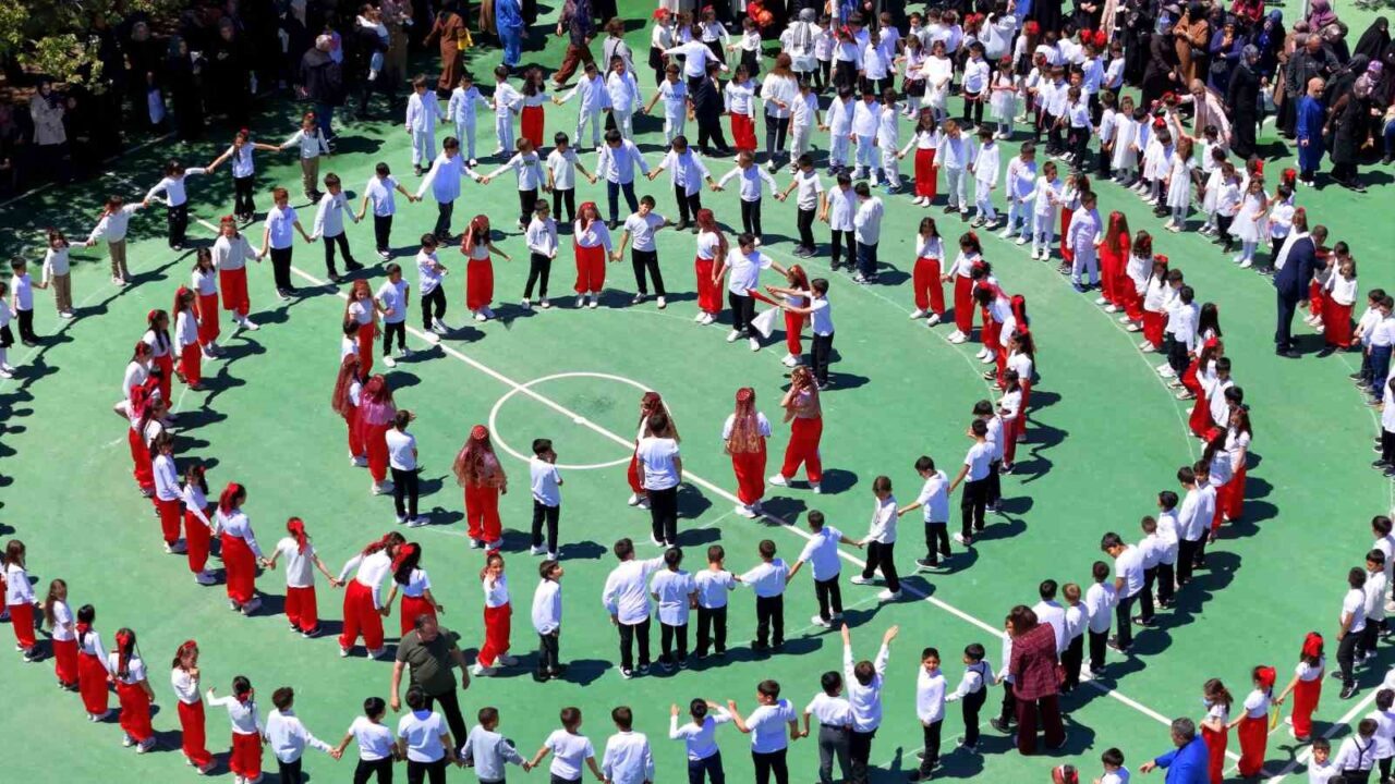 Erzincan’da düzenlenen etkinlikte 300 öğrenci ve 200 veli el ele