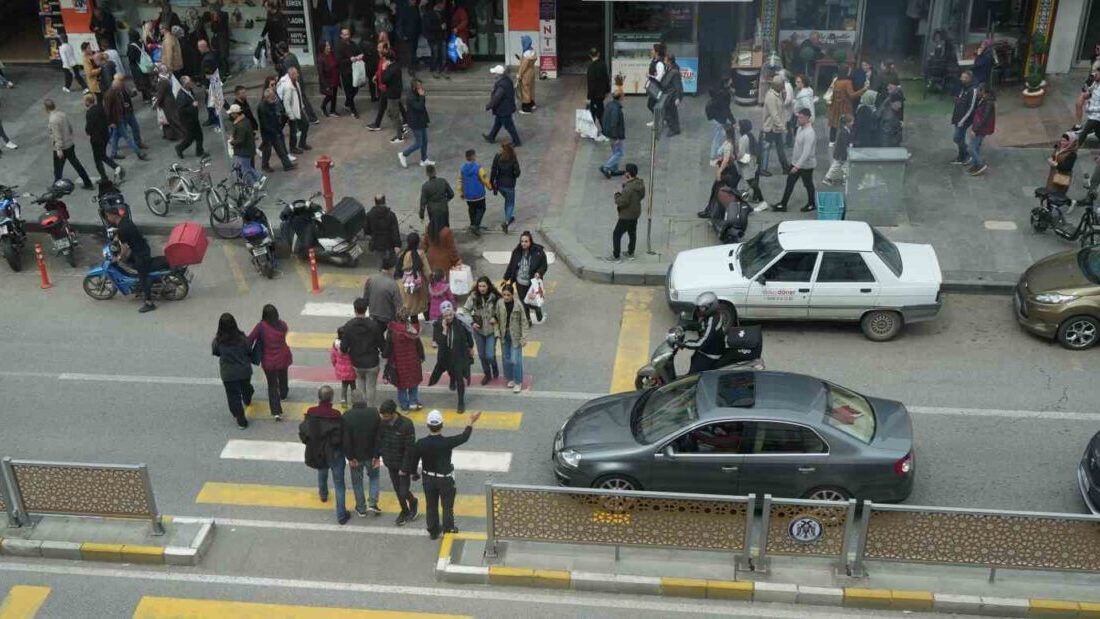Erzincan’da Kurban Bayramı öncesinde alışveriş yapmak isteyen vatandaşlar, çarşı ve