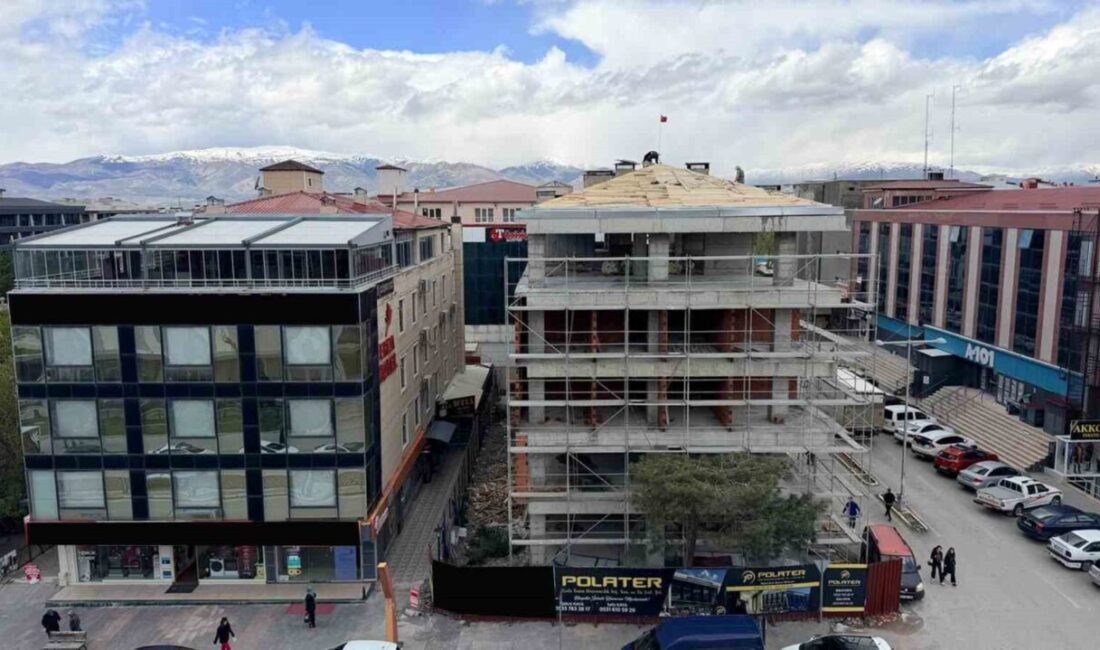 Erzincan’da yapımı süren 5 katlı bir inşaatın çatısında işçilerin herhangi
