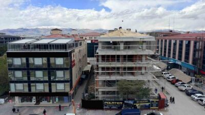 Erzincan’da yapımı süren 5 katlı bir inşaatın çatısında işçilerin herhangi