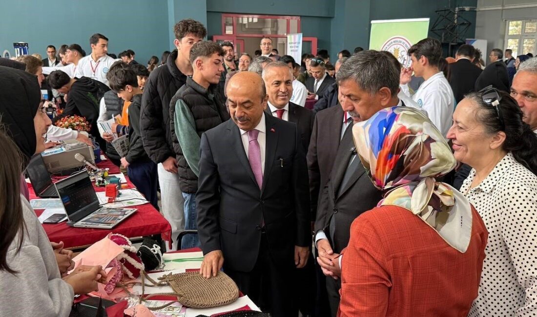Erzincan’da mesleki eğitimin tanıtılması amacıyla düzenlenen “Kariyer Günleri” etkinliği yoğun